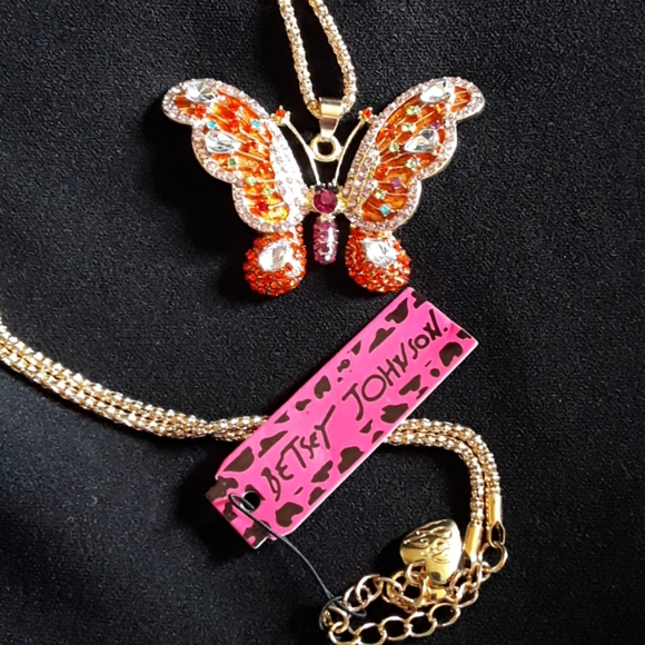 CRYSTAL BUTTERFLY NECKLACE - Picture 2 of 5